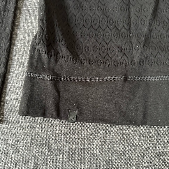 Lululemon top (matching leggings separate listing) worn once! Size 2 - Picture 3 of 3